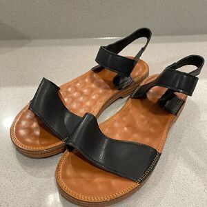 SHEIN Flat Sandal with Black Straps and Brown Sole NWT Never Worn Excellent Con…